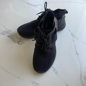 Very comfortable, light weight dance studio training shoes.